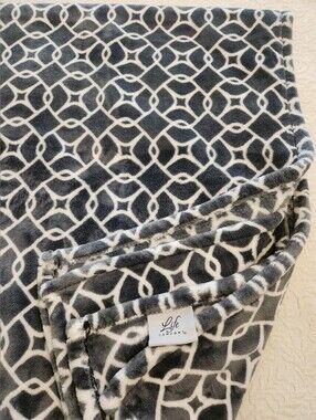 Life Comfort Gray & White Geometric Plush Throw Blanket